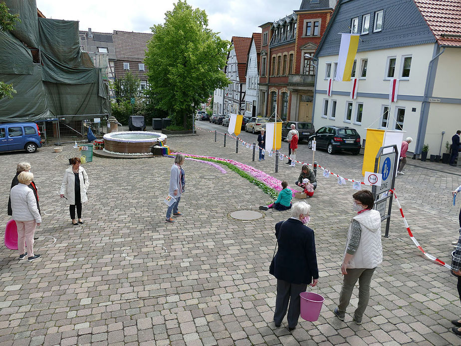 Bluemteppich auf dem Naumburegr Marktplatz (Foto: Karl-Franz Thiede)